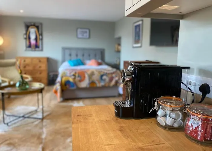 Beautiful Retro Flat Above Pub.