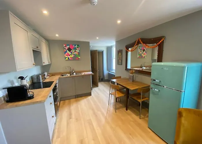 Beautiful Retro Flat Above Pub.