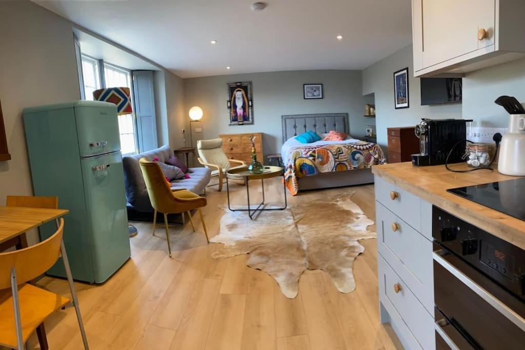 Beautiful Retro Flat Above Pub. * Shepton Mallet